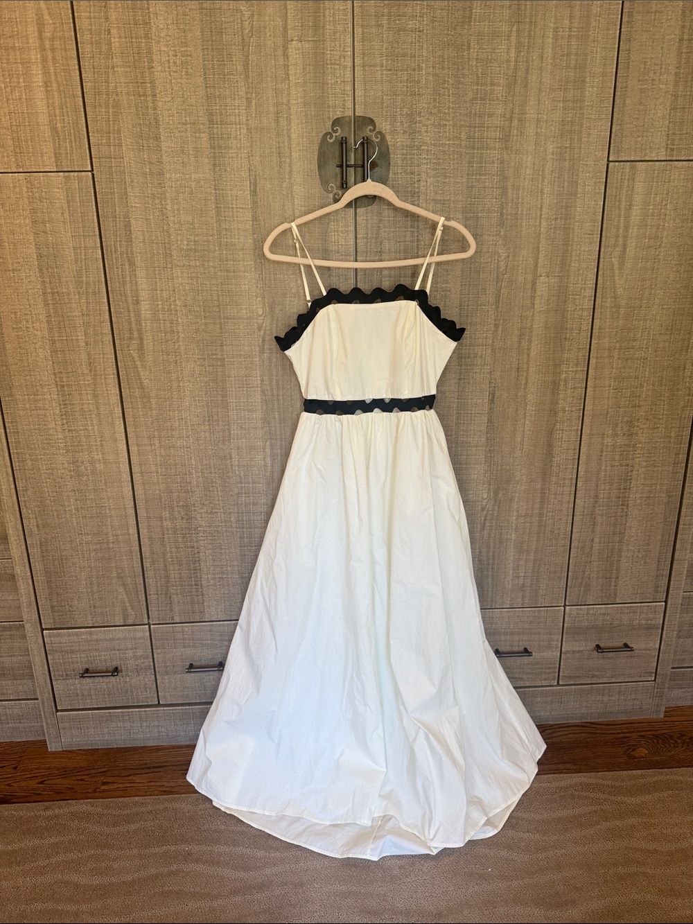 Commense Scalloped Trim Back Tie‎ Dress